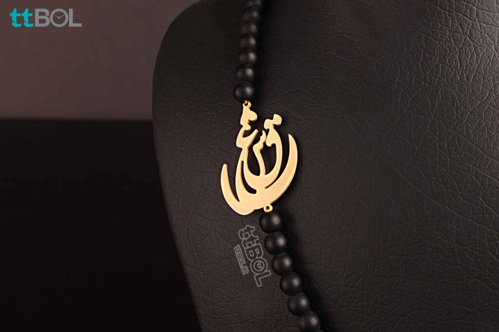 خرید گردنبند مردانه رو لباسی