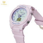 نمای جانبی ساعت اسپرت با بند رزین صورتی و دکمه‌های تنظیم کاربردی