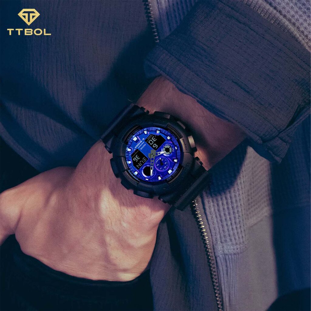 alt="ساعت مچی جی شاک GA-100FL-1A روی دست، مناسب سبک زندگی اسپرت و فعال"