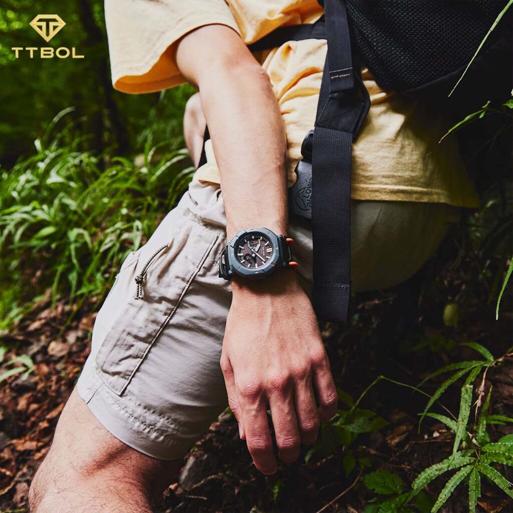 alt="نمای ساعت مچی کاسیو PRO TREK PRJ-B001B-2 روی مچ دست، مناسب طبیعت‌گردی و فضای باز"