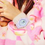 ساعت اسپرت بی بی جی روی مچ دست زنانه با بند رزین صورتی