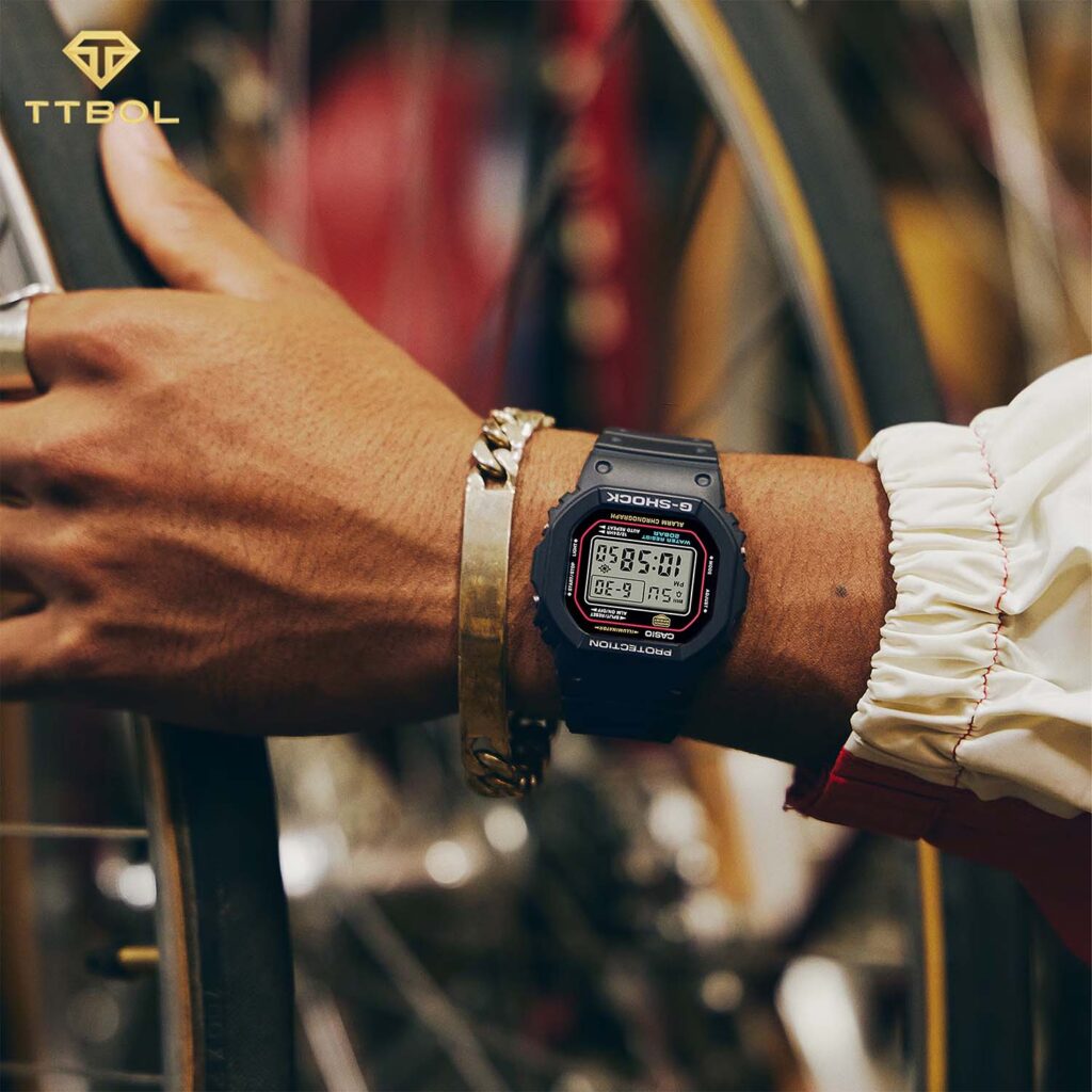 ساعت G-SHOCK DW-5600RL-1 روی دست مردانه با استایل اسپرت