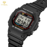 نمای کناری ساعت جیشاک DW-5600RL-1 با بدنه مشکی و دکمه‌های فلزی