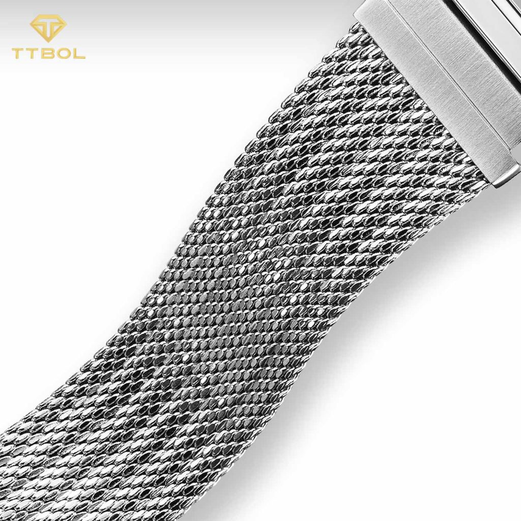 نمای زاویه‌دار ساعت با بند استیل مش (Mesh) و کیفیت ساخت بدنه فلزی.