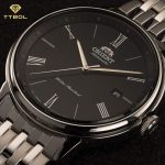 ساعت مچی مردانه اورینت مدل RA-AC0J02B30B – نمای نزدیک زاویه‌دار قاب و صفحه