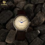 ساعت مچی مردانه اورینت مدل RA-BB0003Y30B – نمای نزدیک زاویه‌دار قاب و صفحه