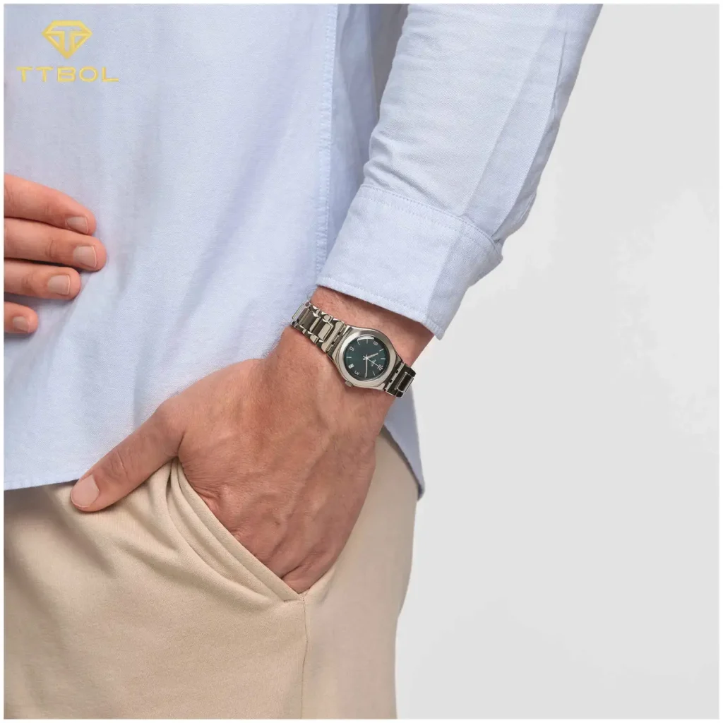ساعت مچی سواچ YLS468GC روی مچ